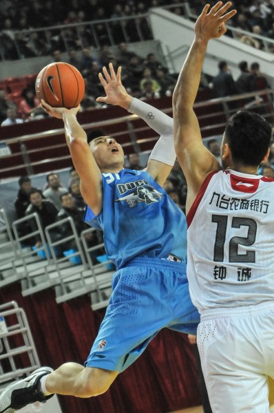 图文cba北京110102吉林吉喆在比赛中进攻