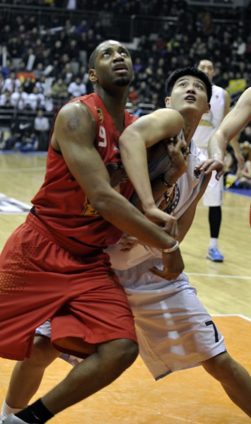 图文-[cba]新疆121-114青岛 麦蒂篮下身体对抗_篮球-cba_新浪竞技风暴