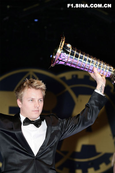 图文2007fia年度颁奖f1总冠军莱科宁高举奖杯
