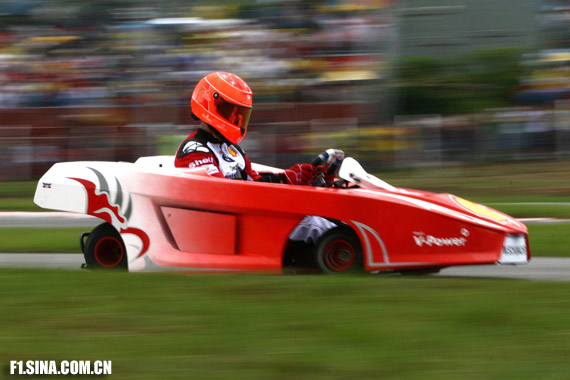 图文巴西明星卡丁挑战赛车王舒马赫一路追赶