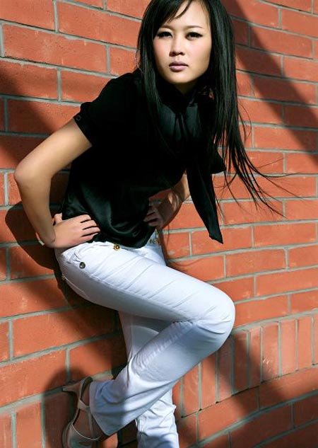 图文-美女领航吴国秀个人写真 休闲装秀发飘起来