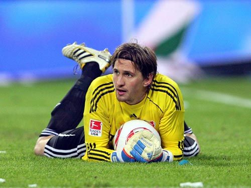 坐在替补席上的是年轻门将阿莫斯,冬季新援丹麦国门林德加德的状态还