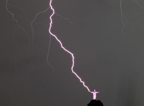耶稣像遭雷电击中