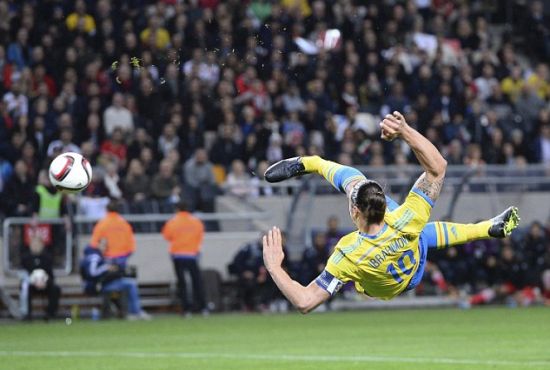 伊布侧身凌空钩射伊布尝试倒钩打门新浪体育讯 在欧预赛梅开二度之后