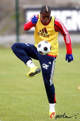 图文-法国队继续备战欧洲杯 西塞展示颠球技术