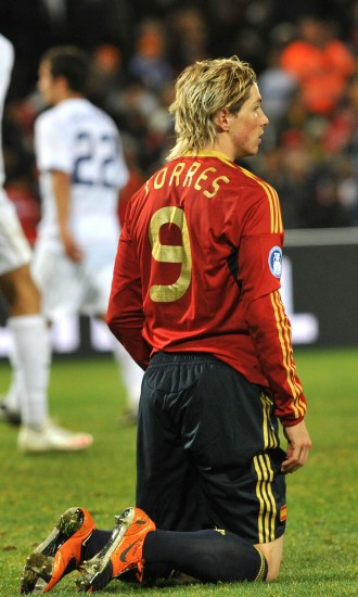 图文联合会杯西班牙02美国托雷斯沮丧跪地