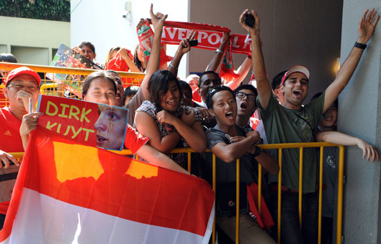图文利物浦抵达新加坡感受热情球迷欢呼红军到来