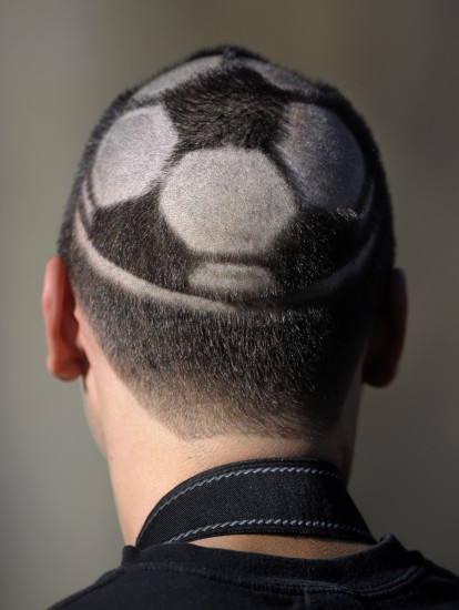 图文迎接世界杯从头做起展示独特发型