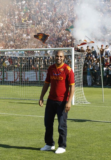 新浪体育讯 北京时间6月10日消息,罗马队下赛季新成员阿德里亚诺于