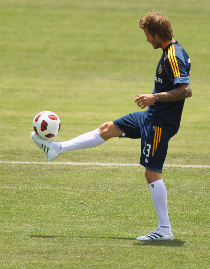 图文-小贝随队亮相球场备战友谊赛 没事颠球玩玩_国际足球-英格兰