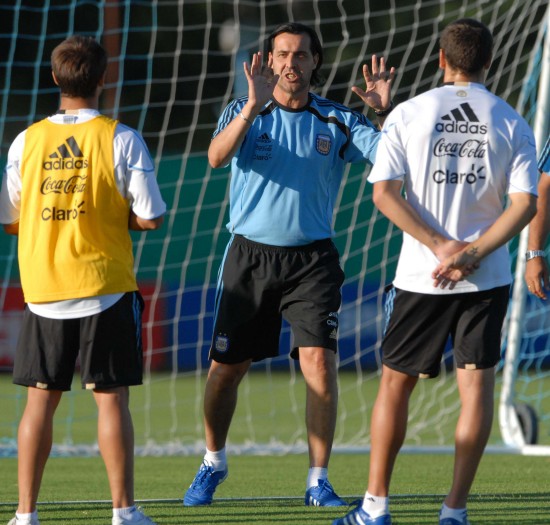 3月14日,阿根廷国家足球队主教练巴蒂斯塔(中)在训练对球员进行指导
