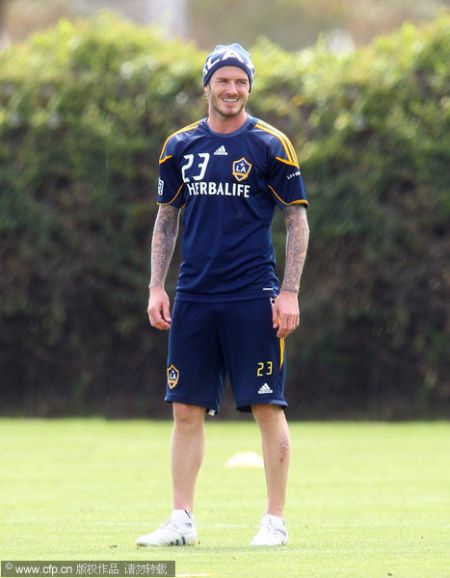 图文-小贝头戴棉帽训练文身惹眼 状态不错乐开花