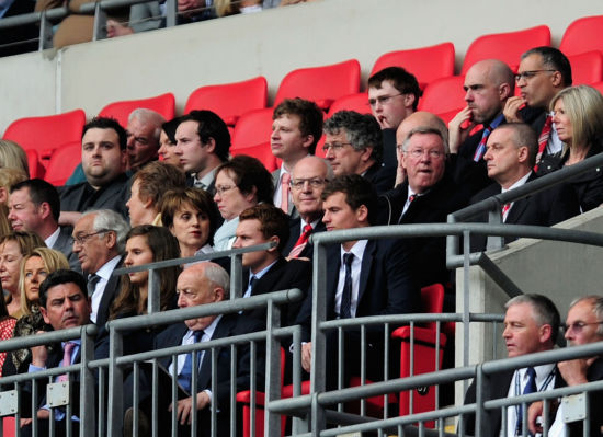 图文足总杯曼城vs曼联看台上的弗格森很无奈