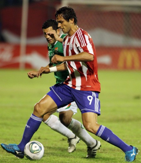 图文-[热身赛]巴拉圭0-0玻利维亚 圣克鲁斯拼抢_国际足球-五洲热报