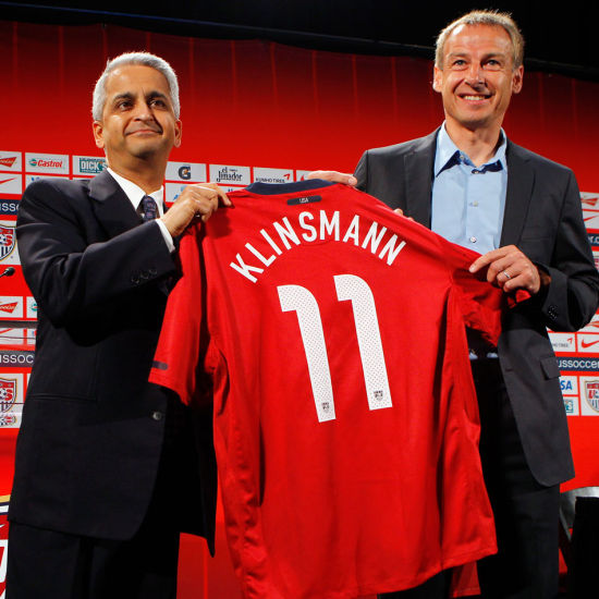 图文-克林斯曼担任美国队主帅 克林斯曼展示其球衣