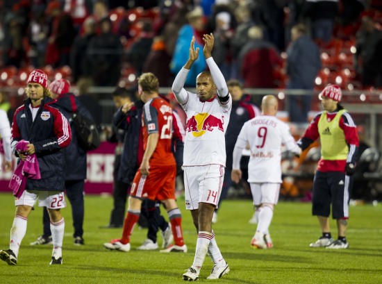 图文亨利建功纽约红牛平多伦多fc赛后向球迷致意