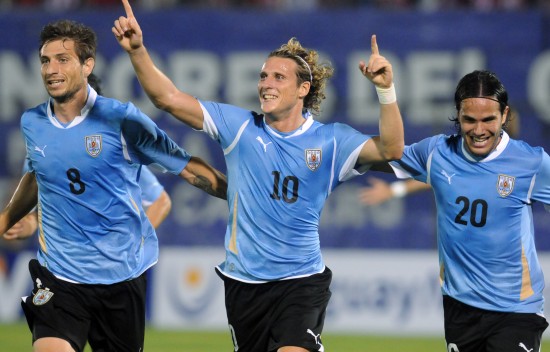 图文-[世预赛]巴拉圭战平乌拉圭 弗兰与队友庆祝_国际足球-五洲热报