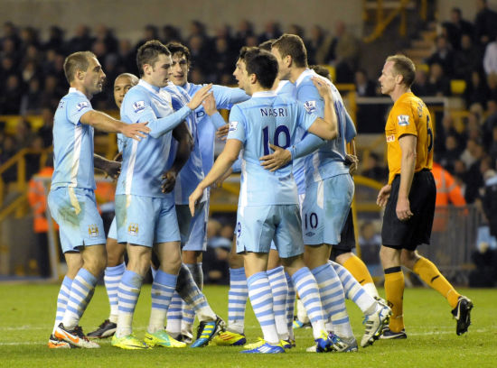 图文英联杯狼队25曼城曼城球员拥抱庆祝