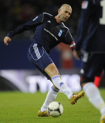 图文罗纳尔多齐达内明星慈善赛齐达内带球过人