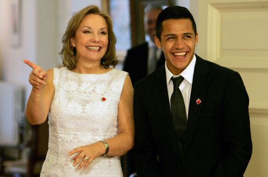 巴萨球星桑切斯在智利总统府接受智利第一夫人塞西莉亚·莫瑞尔的接见