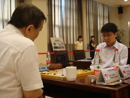 中国棋手王琛(右)胜美国代表 取胜四连胜