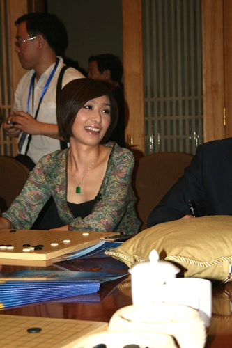 图文-亚洲杯首日研究室盛况 唐莉关注着棋局的进行