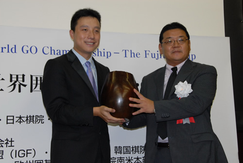 古力捧杯1995年马晓春富士通杯夺冠,为中国拿下第二个世界冠军奖杯.