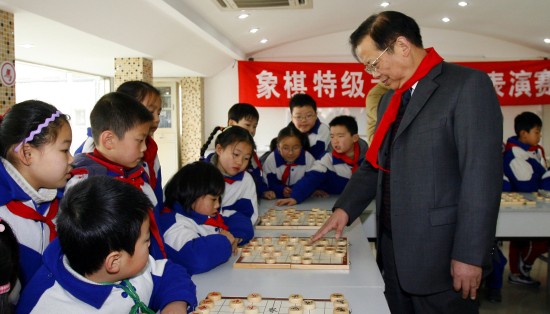 图文象棋大师校园授艺胡荣华与小学生进行车轮战
