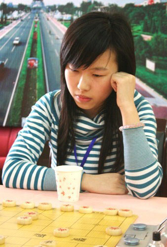 图文全国象棋团体赛第5轮现场郑轶莹目不转睛