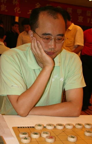 图文象甲第6轮北京vs广东现场李鸿嘉托腮思考