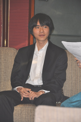 图文-第4届围棋巅峰对决发布会 李世石在静静聆听