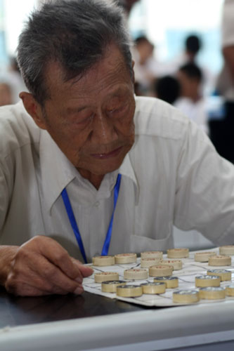 图文-江苏常州千人棋类活动现场 90高龄棋手陈菊生