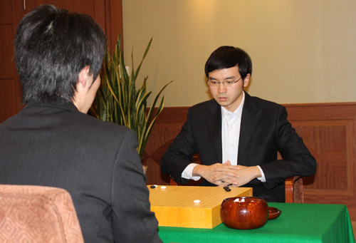 谢赫表情专注新浪体育讯 北京时间1月20日下午,第11届农心杯三国围棋