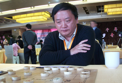 图文-伊泰杯象棋精英赛第2轮 徐天红紧盯棋盘