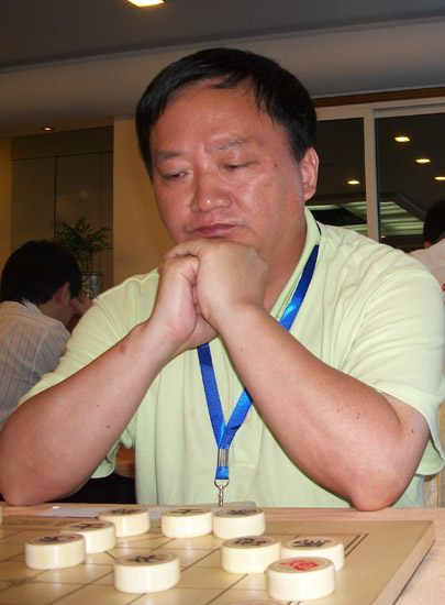 图文-象棋甲级联赛首轮现场 徐天红专注棋局