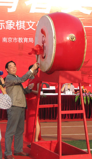 图文-南京超级大赛文化交流节 许仲梓击响战鼓