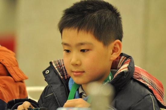 图文-李成智杯国象赛现场 可爱的小正太棋手