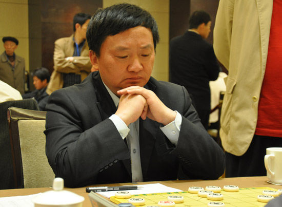 图文象棋冠军赛决胜轮现场徐天红握拳思考