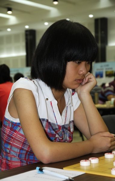 图文-威凯杯象棋赛第三轮现场 唐思楠思考对策