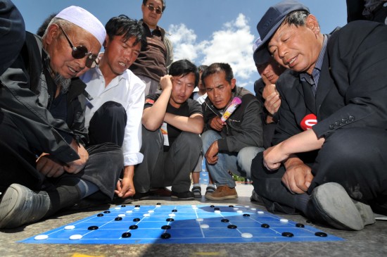 图文-宁夏千人方棋大赛 须发花白的回族老人捉对交