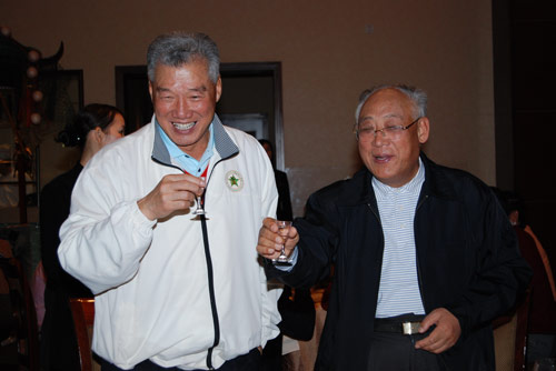 图文-将军联谊球队联赛开赛 左建昌中将与朱万里