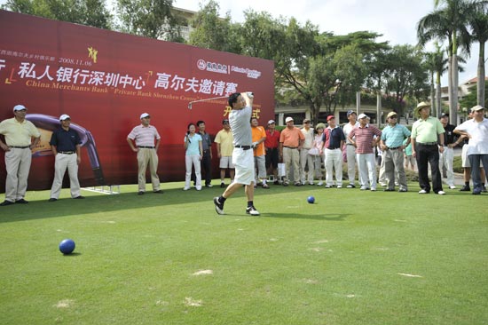 图文招商银行高尔夫邀请赛李小笔先生开球