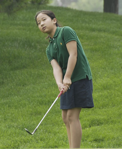 图文-天一少年高尔夫系列赛 可心看球飞行方向