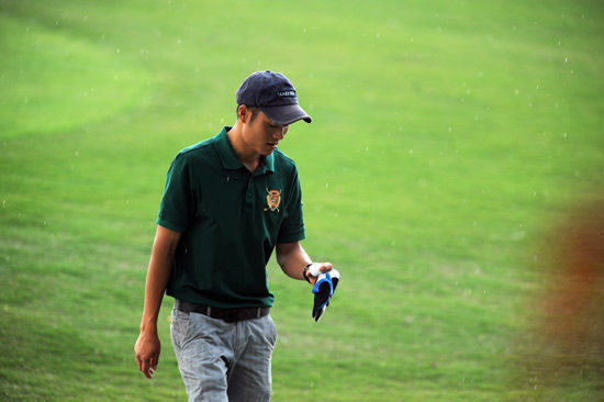 图文业巡赛南京站次轮赛况严斌雨中前行