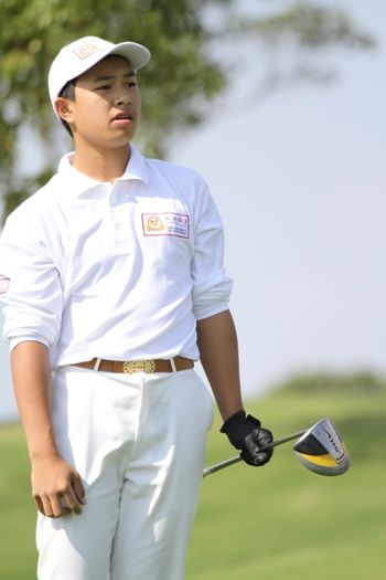 图文-汇丰青少年总觉赛第二轮 男b组朱恩平看落点