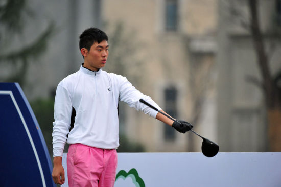 图文高尔夫团体赛首轮开杆刘帅准备活动