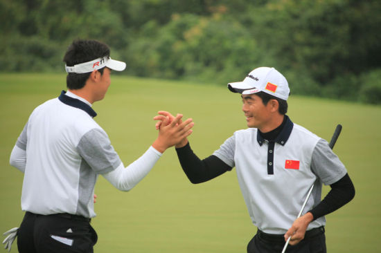 图文-高尔夫世界杯第二轮 梁文冲和张新军击掌庆贺