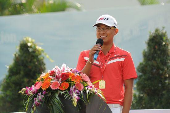 图文2012高球希望赛总决赛颁奖陈子豪发表感言
