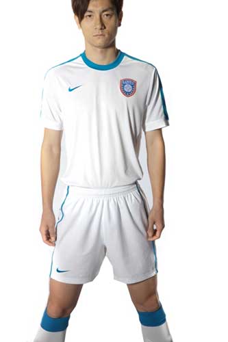 图文耐克公布中超16强新款球衣谭斯身穿白色战袍