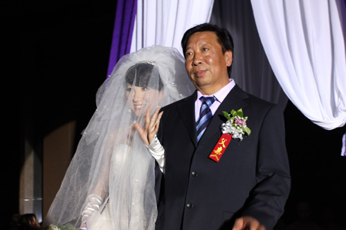 图文鲁能队长刘金东婚礼现场新娘携父亲出席